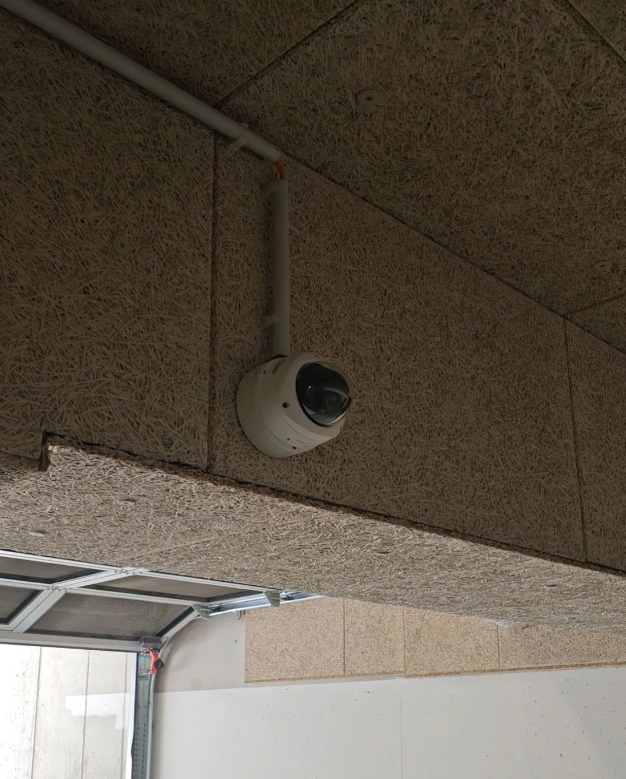 Überwachungskamera an Wand und Decke eines Gewerbeobjekts