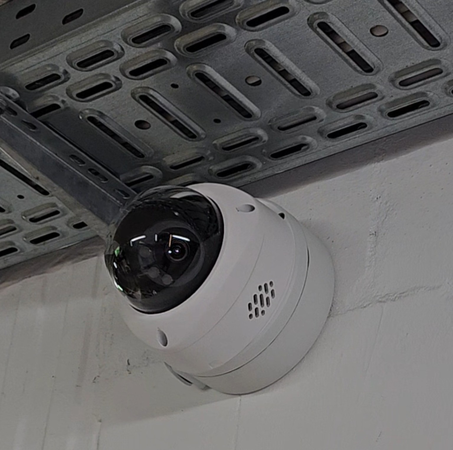 Dome Überwachungskamera in technischer Umgebung